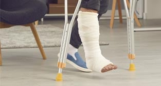 Zwichnięcie kostki - jak wygląda? Objawy, leczenie i rehabilitacja